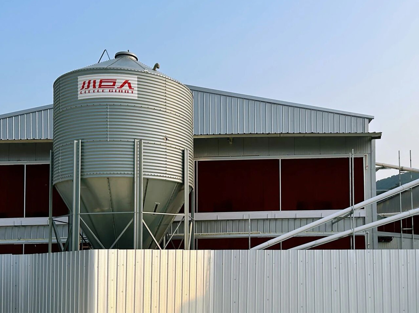 Установлено оборудование для содержания птиц!Маленький Гигант руководит строительством современного яруса для содержания 2 миллионов птиц.