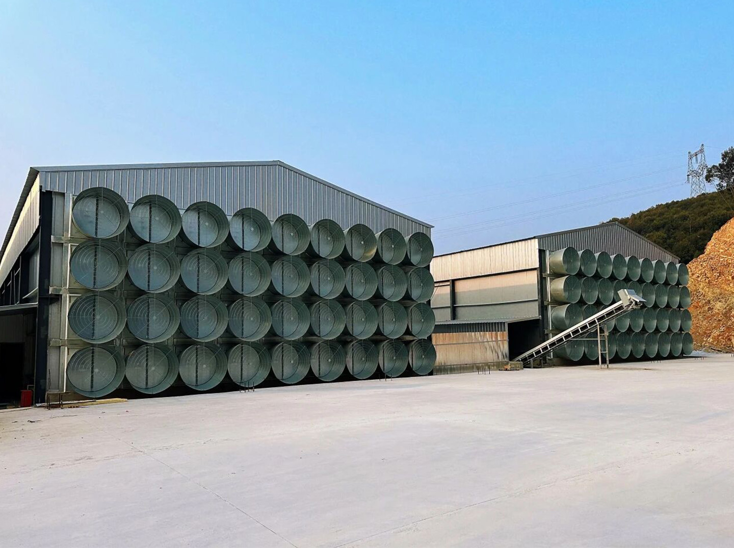 Установлено оборудование для содержания птиц!Маленький Гигант руководит строительством современного яруса для содержания 2 миллионов птиц.